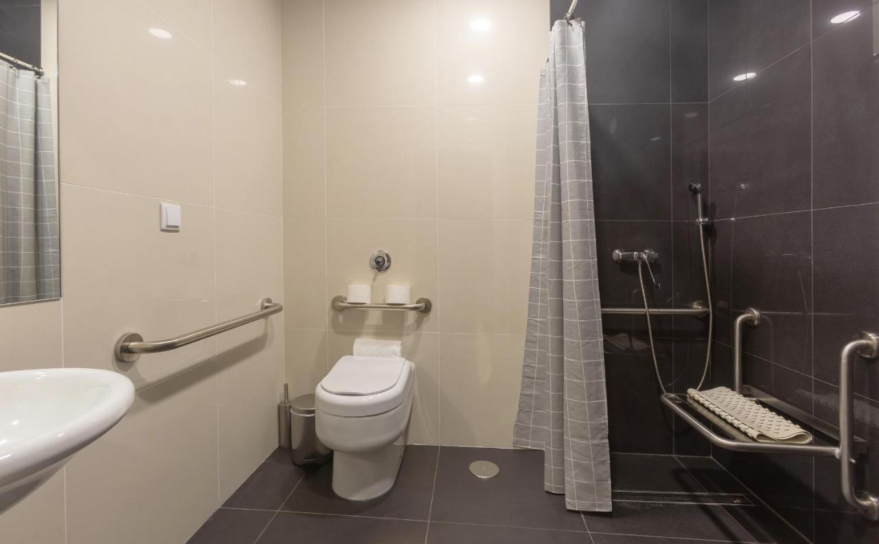 Chambre Double ou Lits Jumeaux - Accessible aux Personnes à Mobilité Réduite